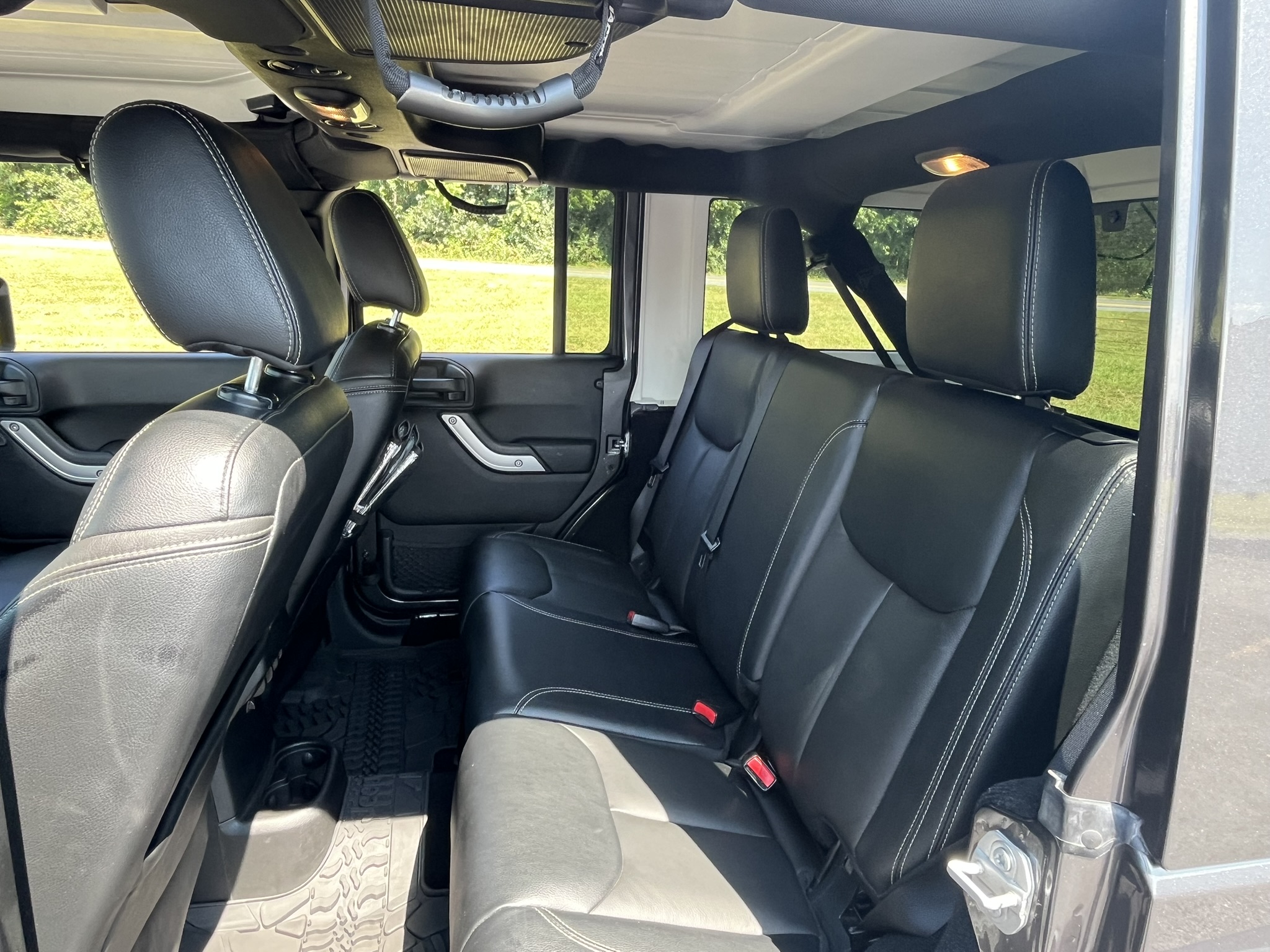 Used 2016 Jeep Wrangler Unlimited Rubicon w/ Connectivity Group AWD/4WD image 10