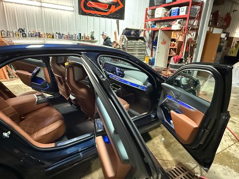 Used 2024 BMW 760i xDrive w/ Executive Package image 4