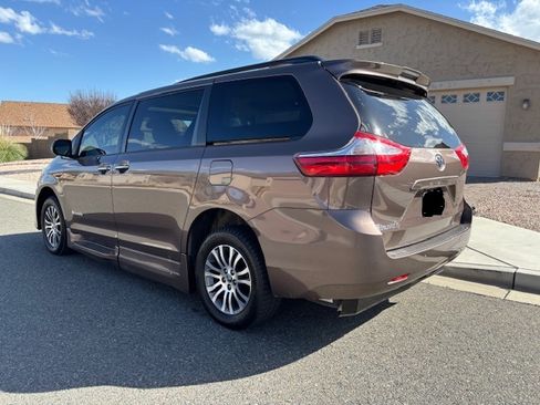 Used 2018 Toyota Sienna XLE w/ XLE Navigation Package image 4