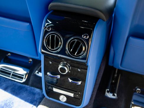 Used 2022 Rolls-Royce Cullinan w/ Technology Package image 22