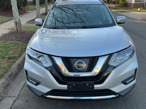 Used 2017 Nissan Rogue SL w/ SL Premium Package image 4