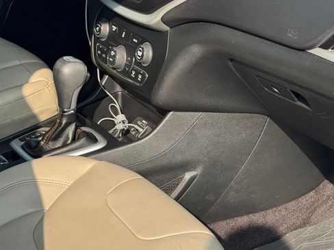 Used 2016 Jeep Cherokee Limited FWD image 16