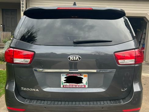 Used 2017 Kia Sedona LX w/ LX Essentials Premium Package image 5