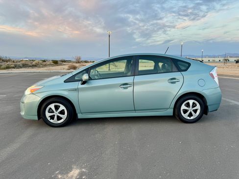 Used 2013 Toyota Prius Four w/ Deluxe Solar Roof Pkg image 2