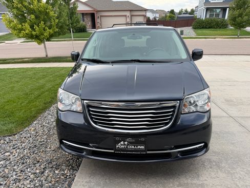 Used 2013 Chrysler Town & Country Touring FWD image 2