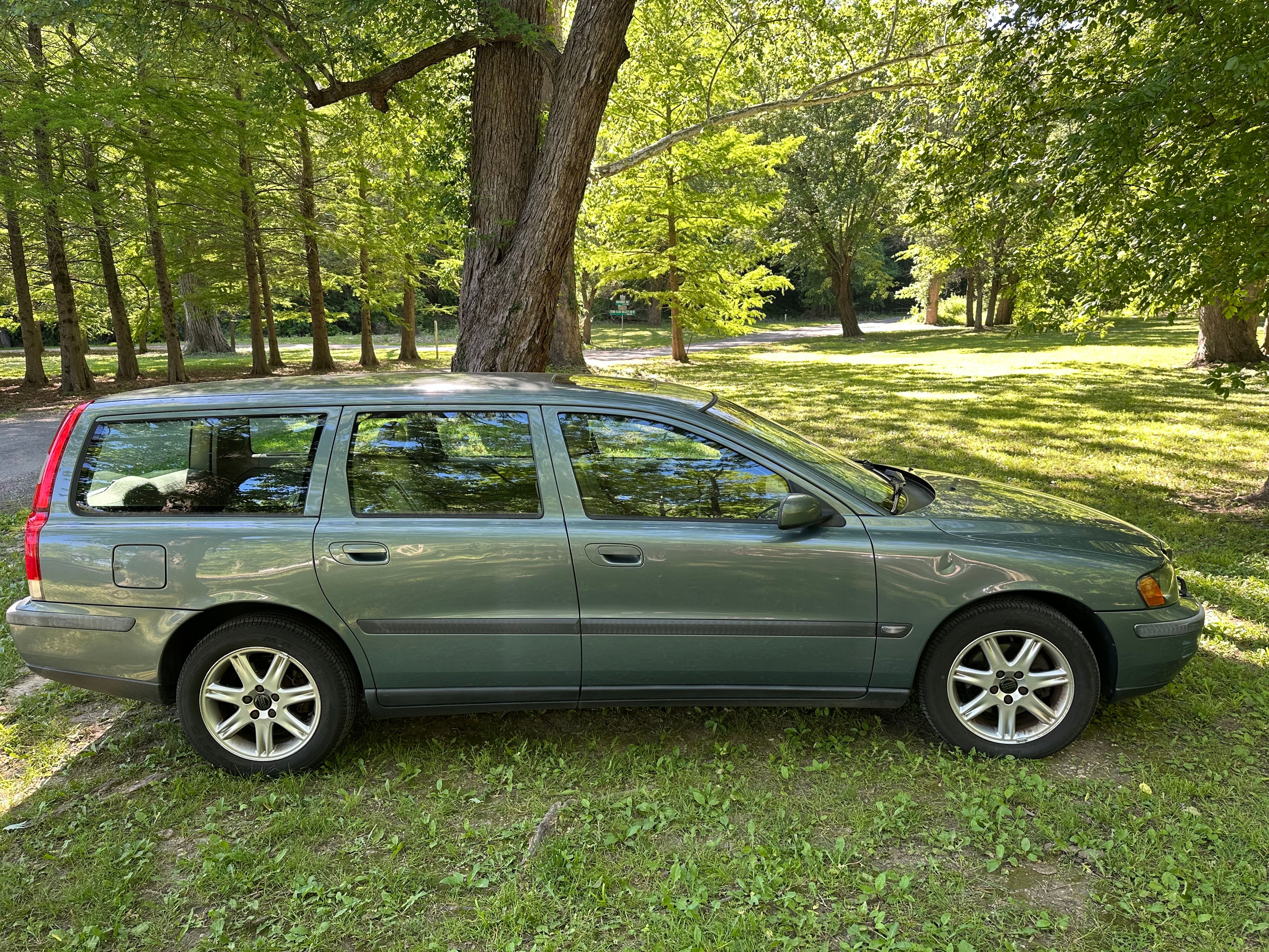 Used 2004 Volvo V70 2.5T FWD image 1
