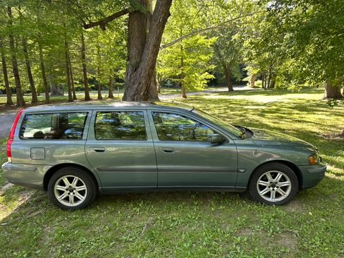 Used 2004 Volvo V70 2.5T FWD image 1