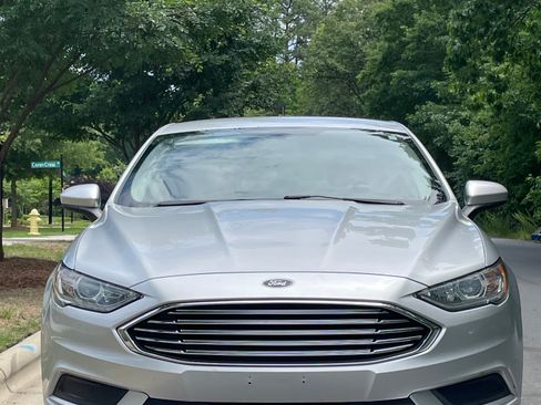 Used 2017 Ford Fusion SE FWD image 2