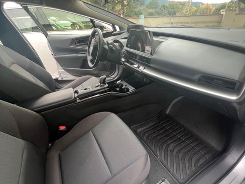 Used 2025 Toyota Prius XLE image 10