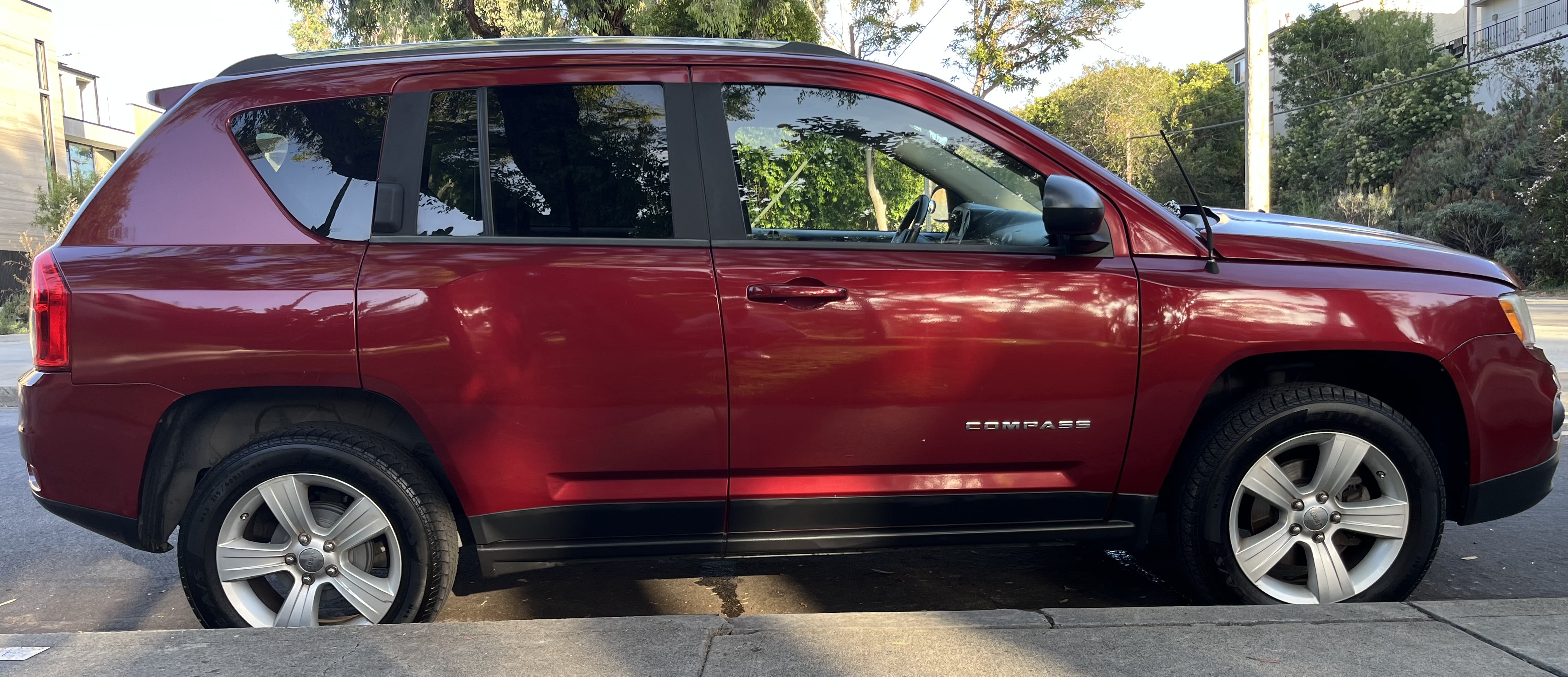 Used 2012 Jeep Compass Latitude w/ Sun/Sound Group FWD image 9