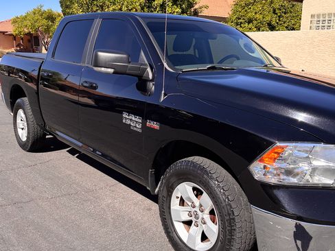 Used 2019 RAM 1500 Classic SLT w/ Luxury Group image 6