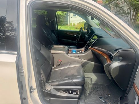 Used 2019 Cadillac Escalade Premium Luxury AWD/4WD image 6
