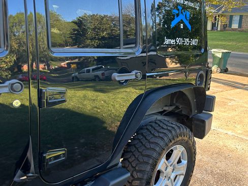 Used 2012 Jeep Wrangler Unlimited Sahara w/ Connectivity Group image 9