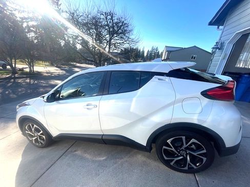 Used 2021 Toyota C-HR XLE image 8