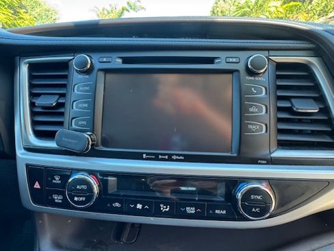 Used 2016 Toyota Highlander LE AWD/4WD image 9