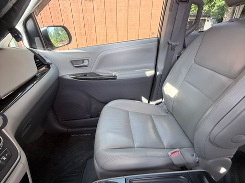 Used 2020 Toyota Sienna XLE Premium FWD image 18
