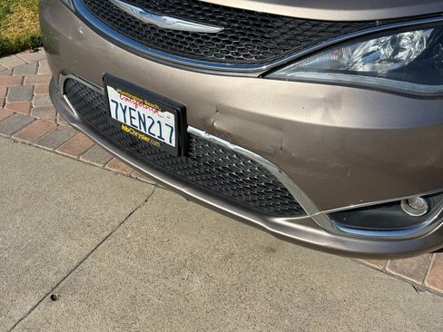 Used 2017 Chrysler Pacifica Touring-L w/ Tire & Wheel Group FWD image 13