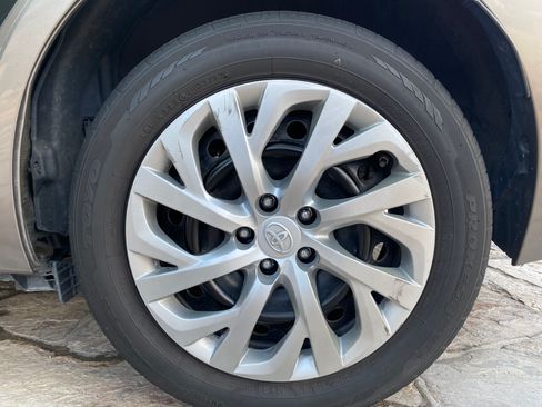 Used 2018 Toyota Corolla LE image 29