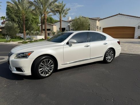 Used 2017 Lexus LS 460 w/ Comfort Package RWD image 2