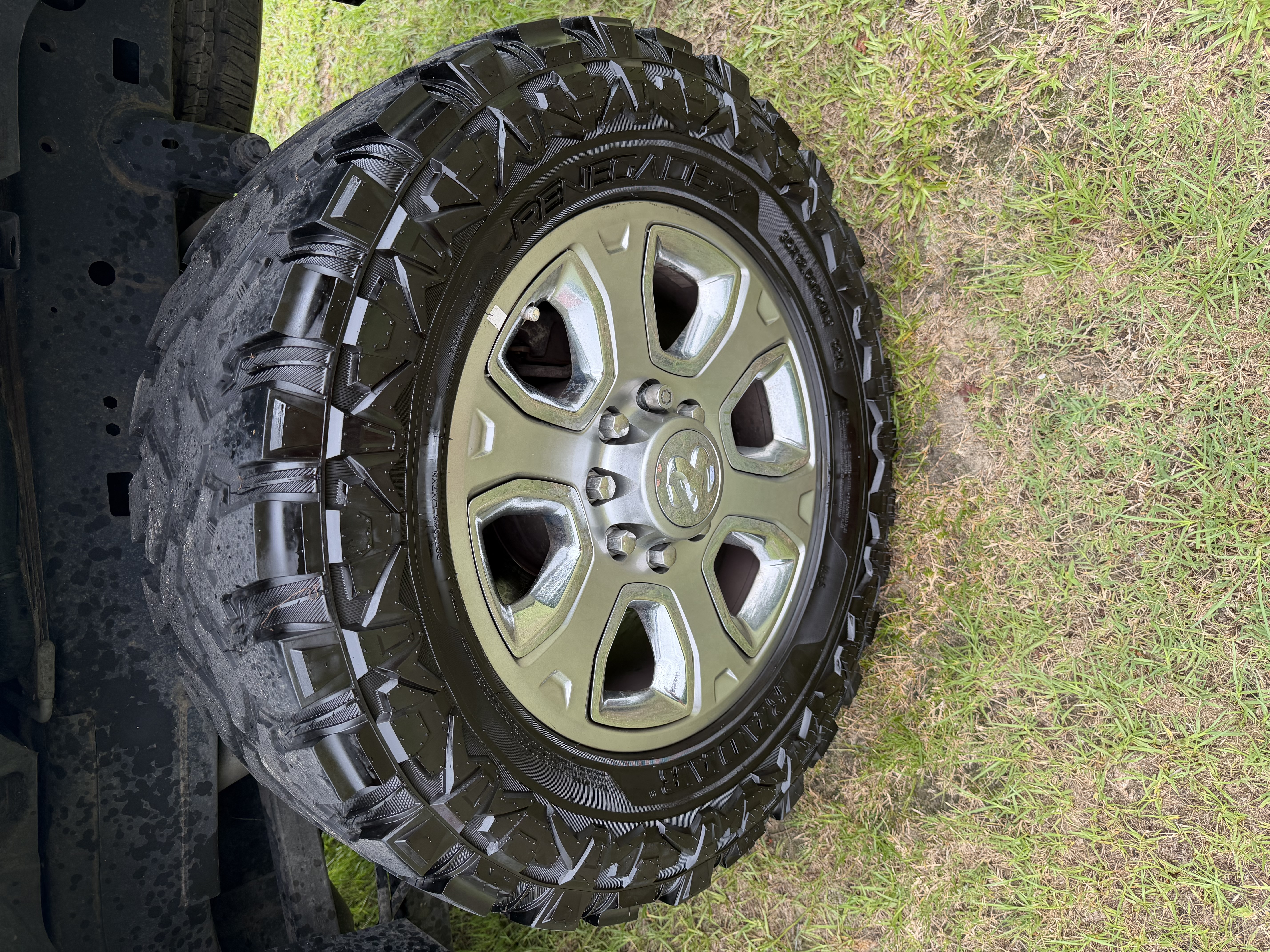 Used 2018 RAM 2500 Big Horn w/ Sport Appearance Group AWD/4WD image 14