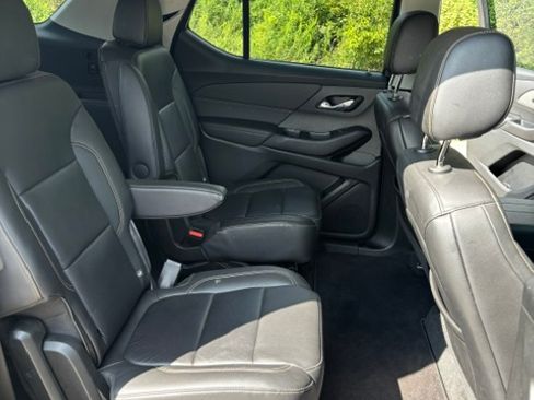 Used 2020 Chevrolet Traverse LT w/ Driver Confidence II Package AWD/4WD image 17