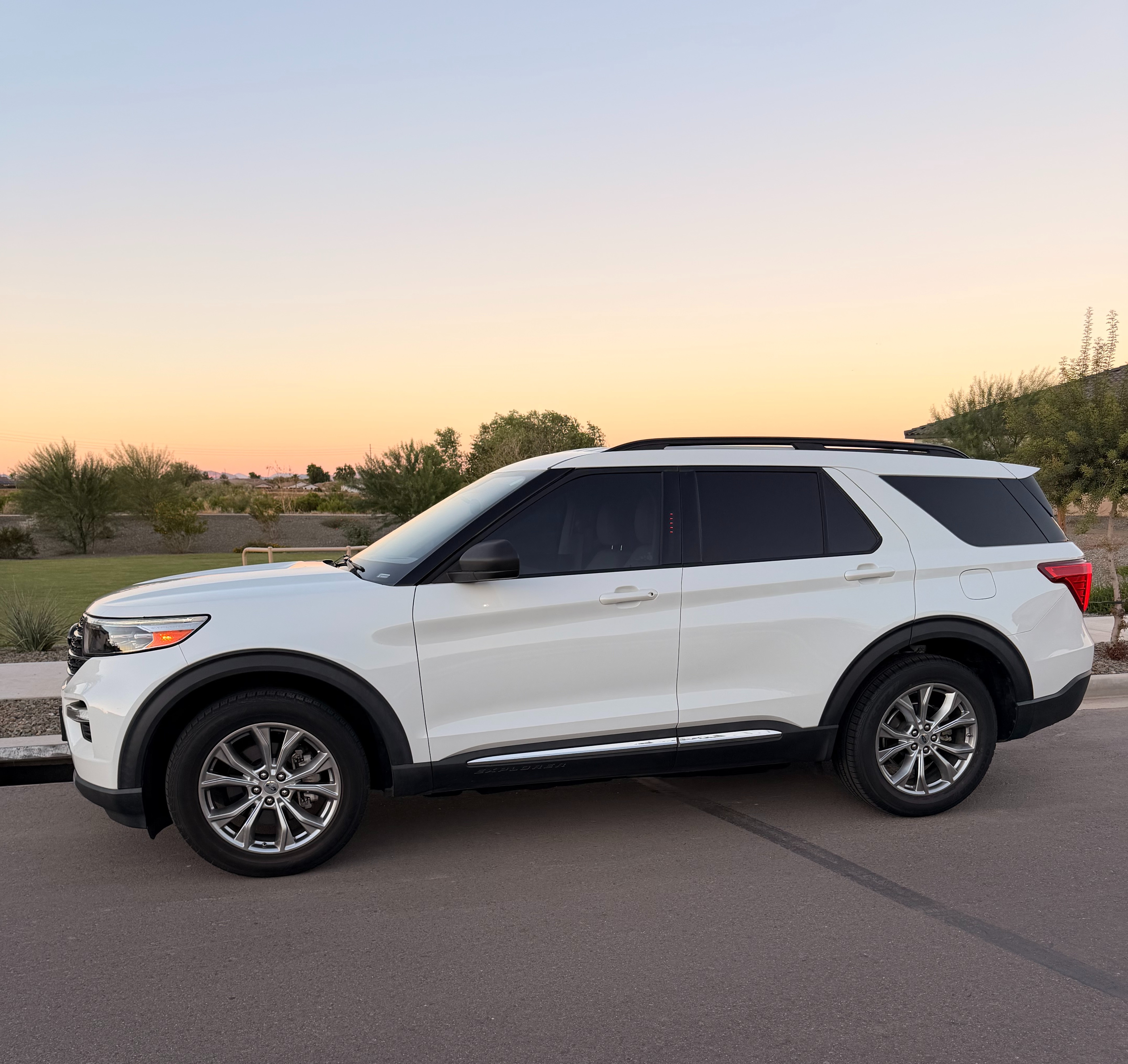Used 2020 Ford Explorer XLT w/ Equipment Group 202A AWD/4WD image 1