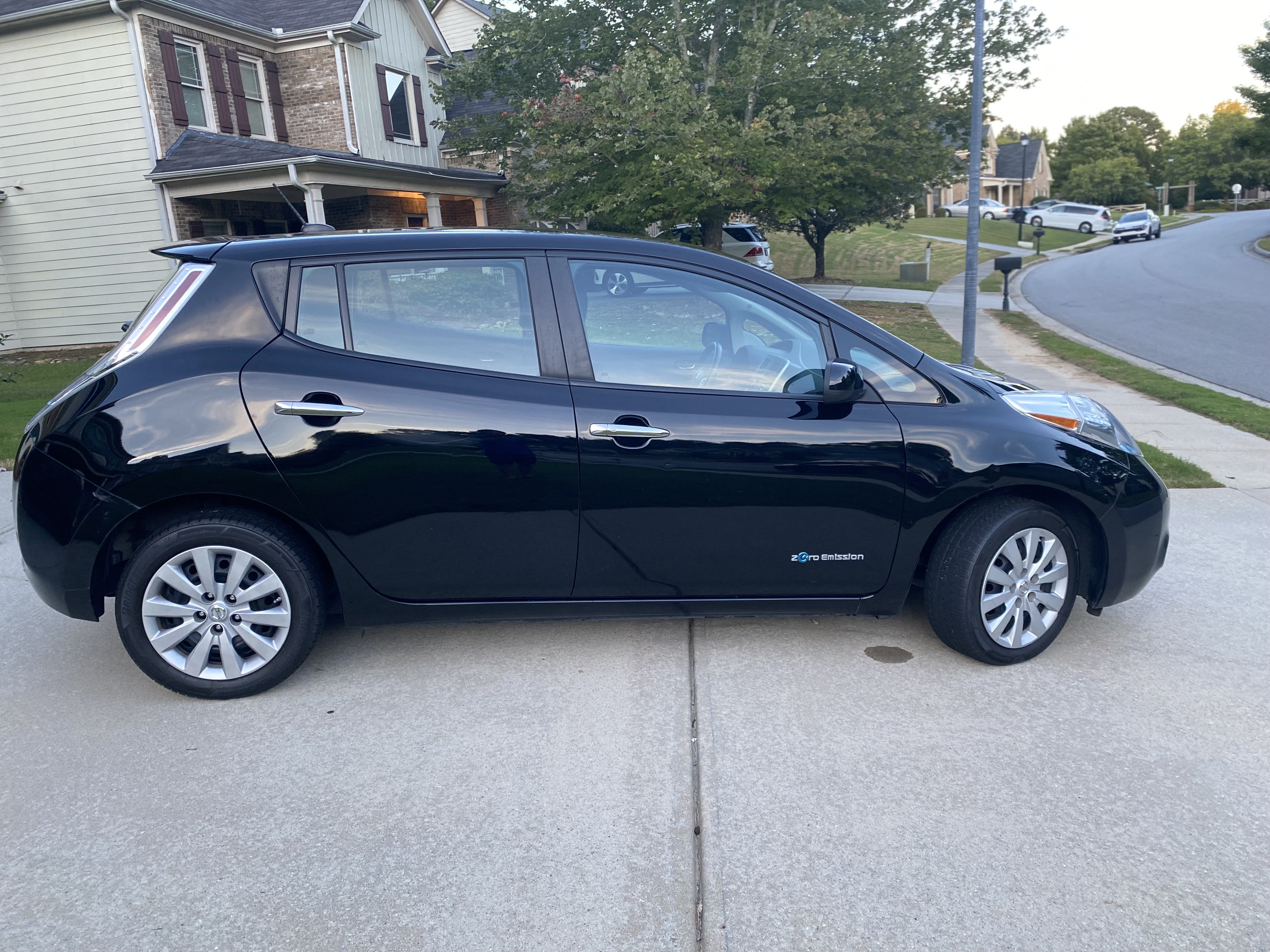 Used 2015 Nissan Leaf S FWD image 6