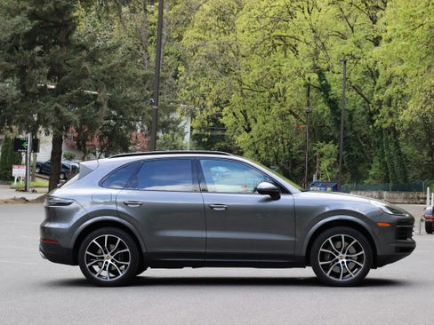 Used 2023 Porsche Cayenne image 5