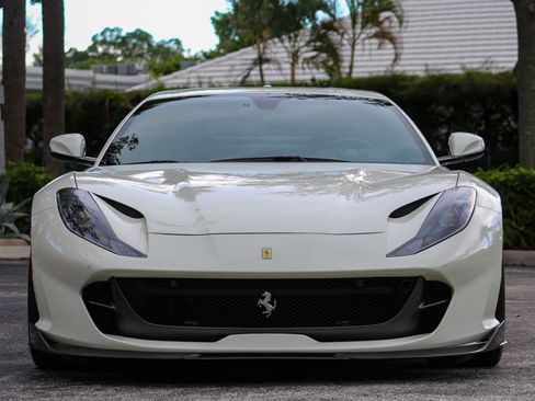 Used 2018 Ferrari 812 Superfast RWD image 2
