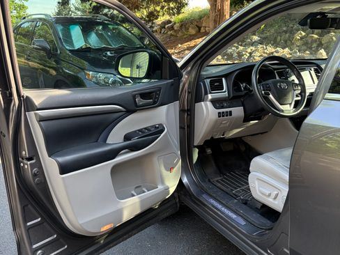 Used 2019 Toyota Highlander Limited Platinum FWD image 10