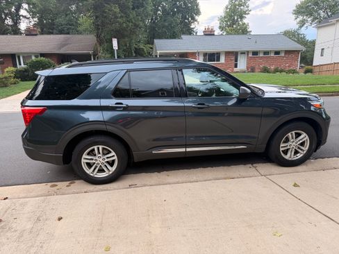 Used 2022 Ford Explorer XLT w/ Equipment Group 202A AWD/4WD image 2