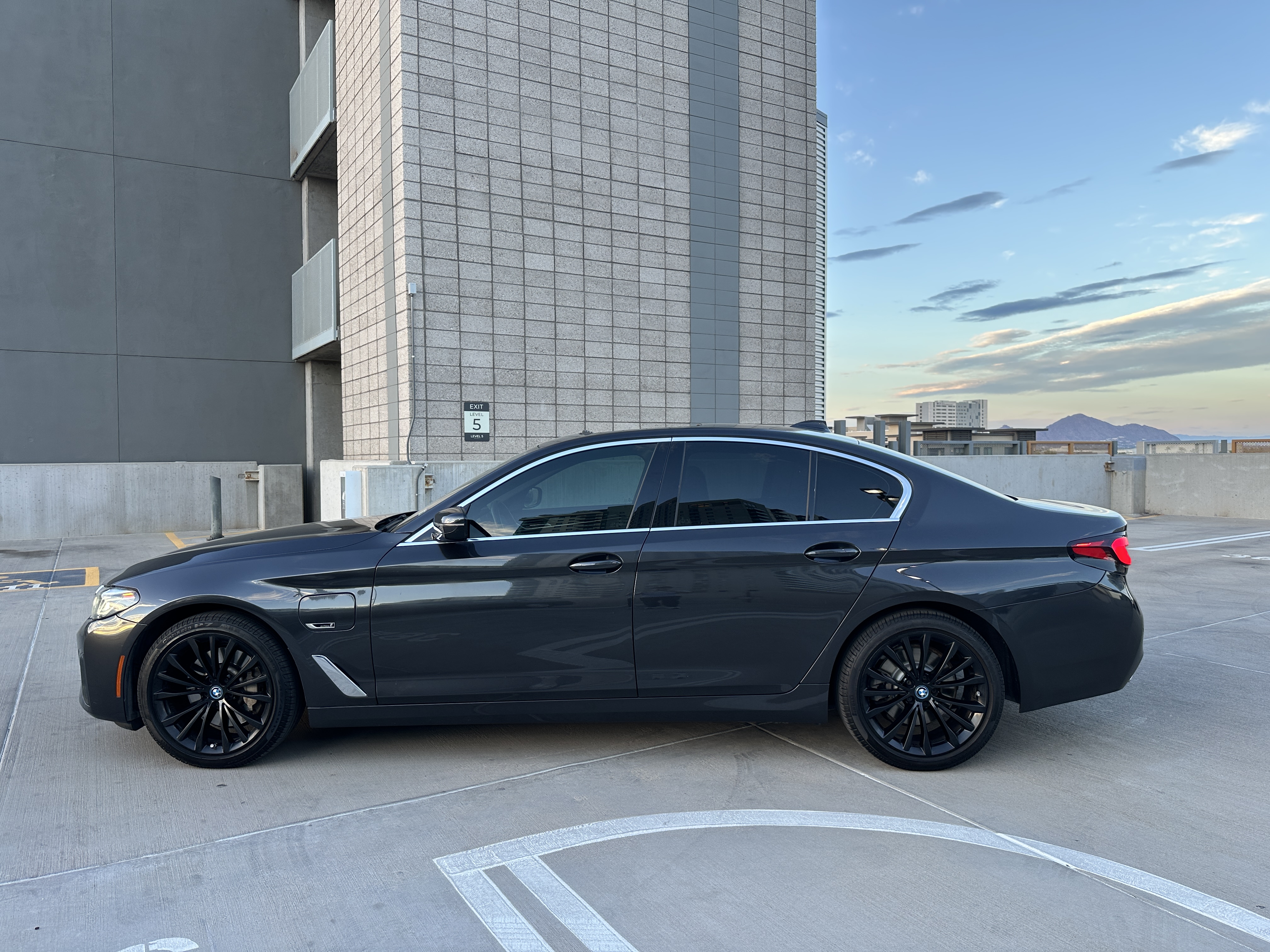 Used 2022 BMW 530e w/ Premium Package RWD image 9