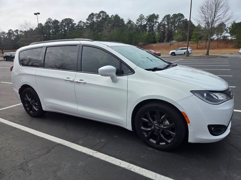 Used 2020 Chrysler Pacifica Touring-L Plus image 1
