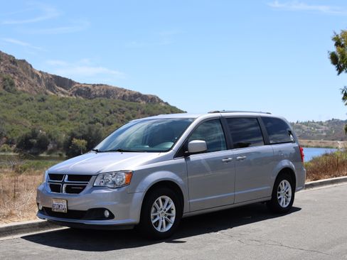 Used 2018 Dodge Grand Caravan SXT FWD image 1