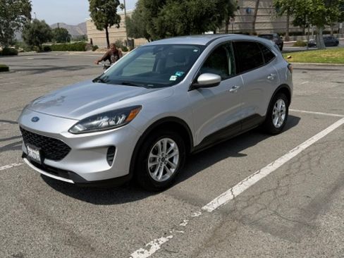 Used 2020 Ford Escape SE FWD image 1