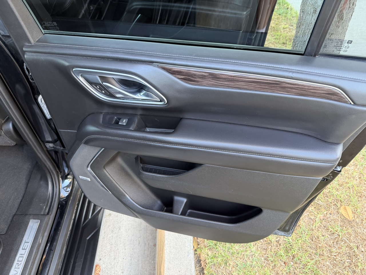Used 2021 Chevrolet Suburban LT RWD image 17