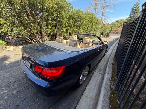 Used 2011 BMW 328i Convertible image 11