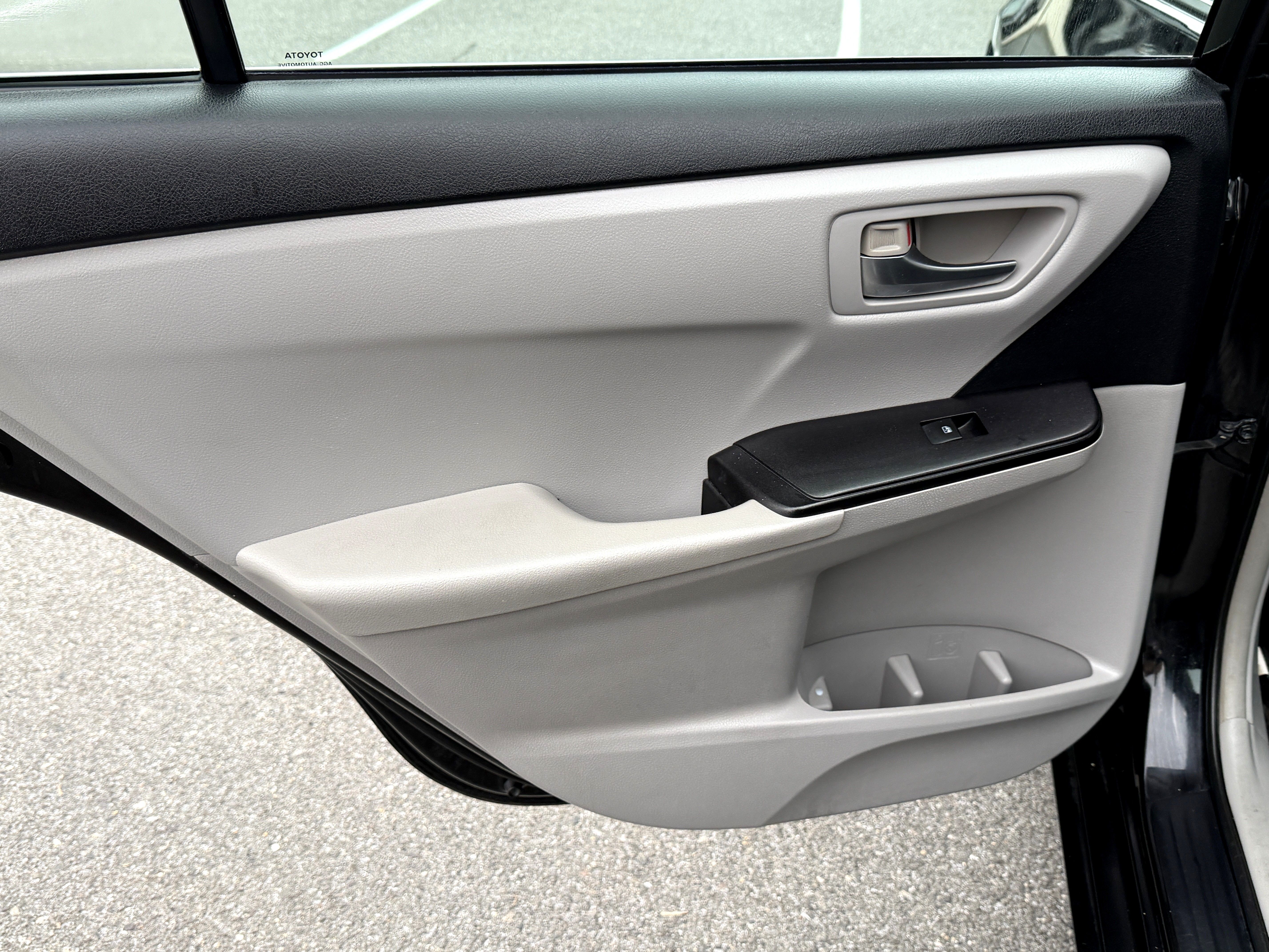 Used 2015 Toyota Camry LE FWD image 12