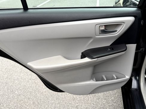 Used 2015 Toyota Camry LE image 12