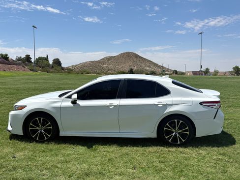 Used 2020 Toyota Camry SE FWD image 2