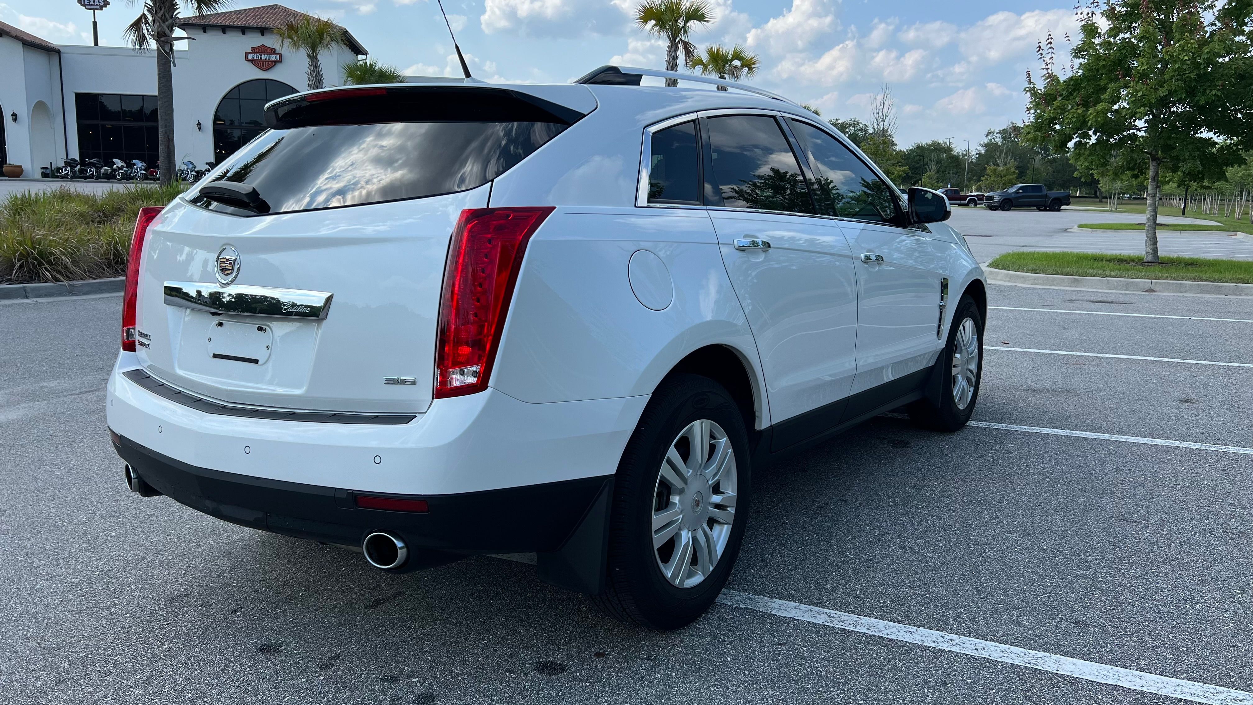 Used 2012 Cadillac SRX Luxury FWD image 2