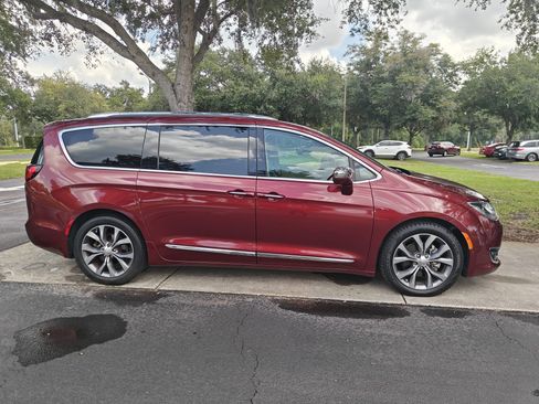 Used 2018 Chrysler Pacifica Limited w/ Tire & Wheel Group FWD image 11