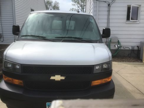 Used 2019 Chevrolet Express 2500 RWD image 4