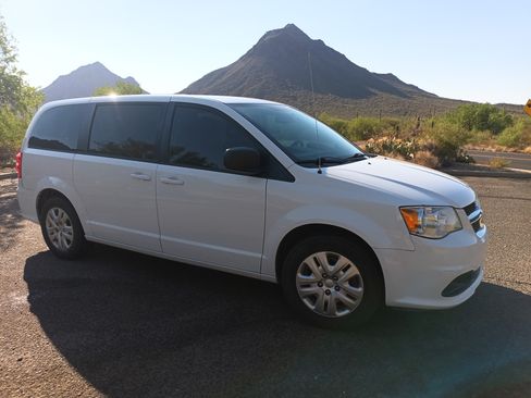 Used 2018 Dodge Grand Caravan SE w/ UConnect Hands-Free Group image 8