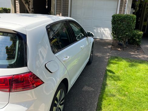 Used 2016 Volkswagen e-Golf SE w/ DC Fast Charging Package FWD image 10