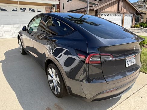 Used 2024 Tesla Model Y 2WD image 2