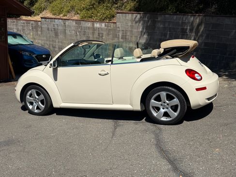 Used 2006 Volkswagen Beetle Convertible w/ Package 2 FWD image 2
