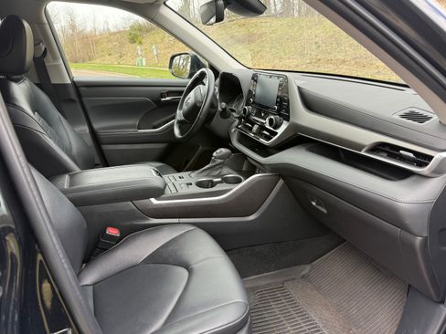 Used 2022 Toyota Highlander XLE AWD/4WD image 6