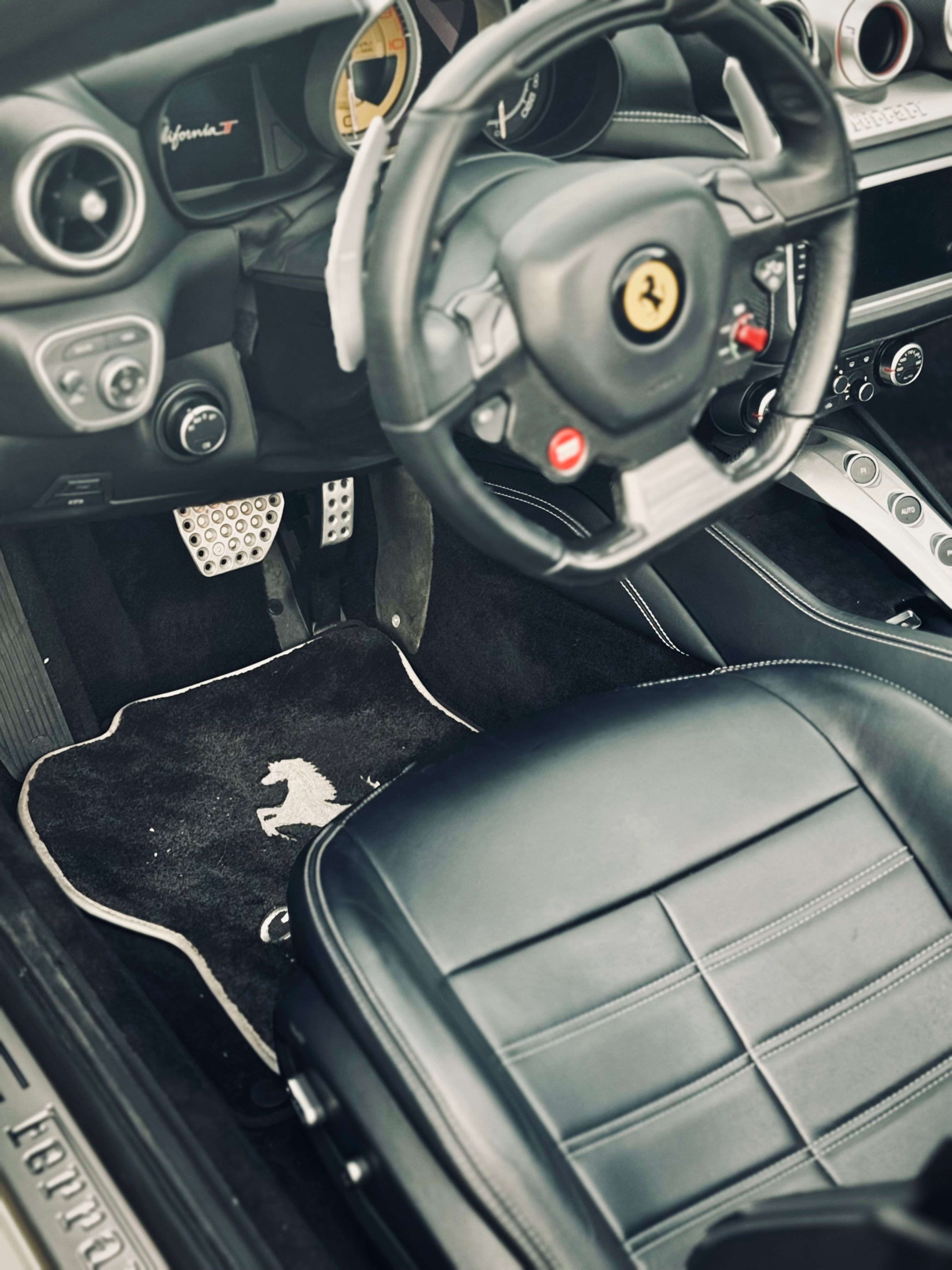 Used 2017 Ferrari California T RWD image 14