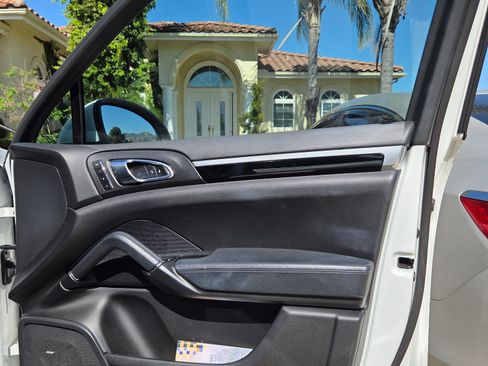 Used 2014 Porsche Cayenne image 16